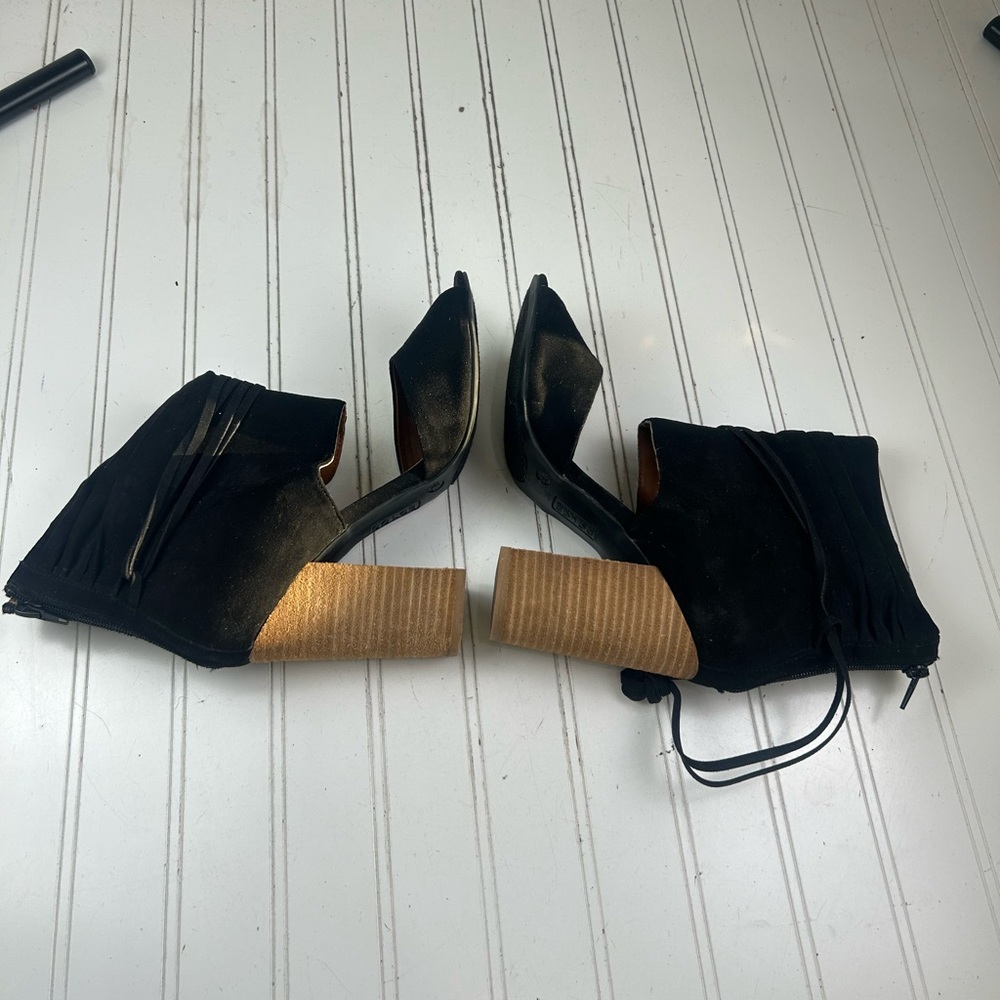Dolce by Mojo Moxy Black Suede Peep Toe Ankle Tassel Block Heels Women Size 8.5 - Picture 3 of 12